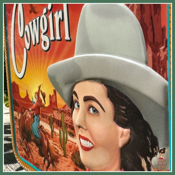 🤠NWOT/Archie McPhee Cowgirl Lunchbox Purse/Embossed Metal/Charm/8.5”W 7”H 4”D - Picture 3 of 17